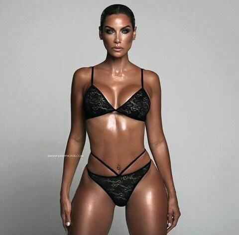 Cựu siêu mẫu Nicole Murphy khoe vòng một 'ngoại cỡ' trên phố ở tuổi 52 ảnh 8