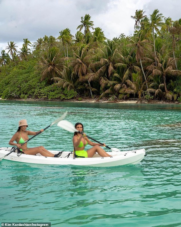Kim 'siêu vòng ba' khoe dáng 'bốc lửa' với bikini bé xíu ảnh 7