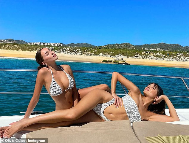 Hoa hậu Hoàn vũ Olivia Culpo và hội chị em tưng bừng với 'tiệc bikini' ở biển ảnh 6