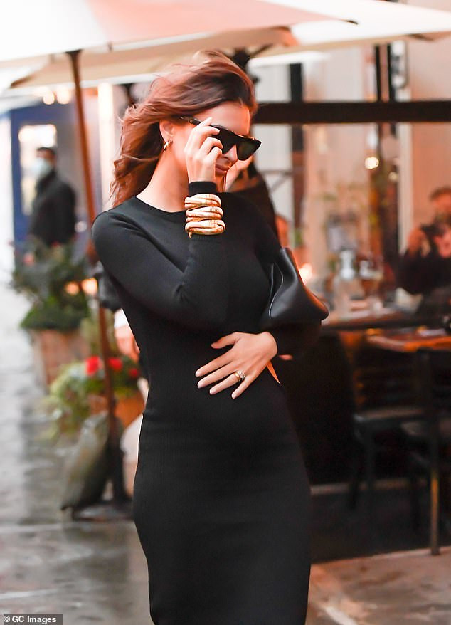 Mẫu nội y Emily Ratajkowski mang bầu nhưng vẫn mặc xuyên thấu sexy, không nội y ra phố ảnh 9