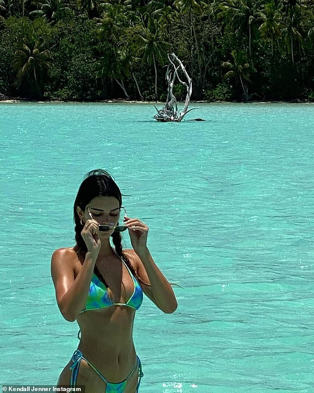 'Siêu mẫu đắt giá nhất thế giới' đẹp như mộng với bikini siêu tí hon ảnh 2