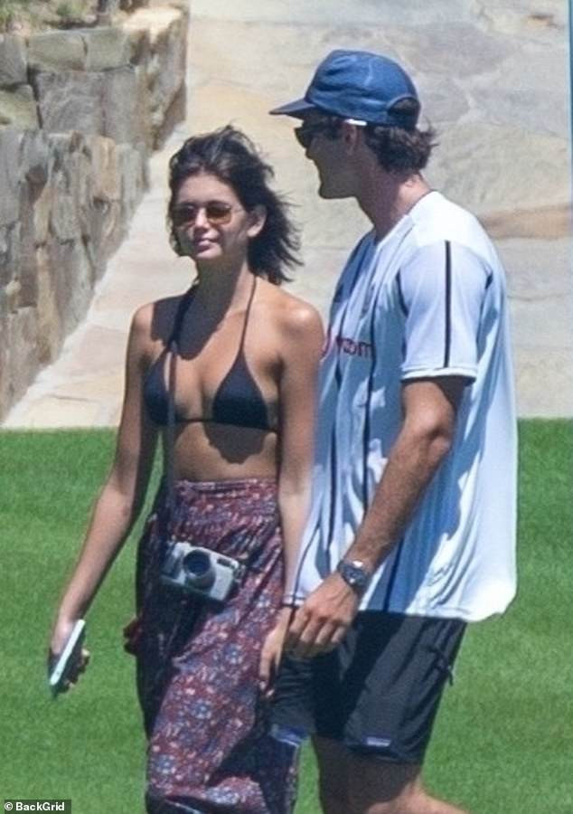 Con gái siêu mẫu của Cindy Crawford tình tứ bạn trai giữa phố ảnh 6