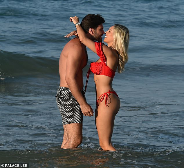 Sao truyền hình 9x Anh quốc nóng bỏng, tình tứ bạn trai ở biển ảnh 8