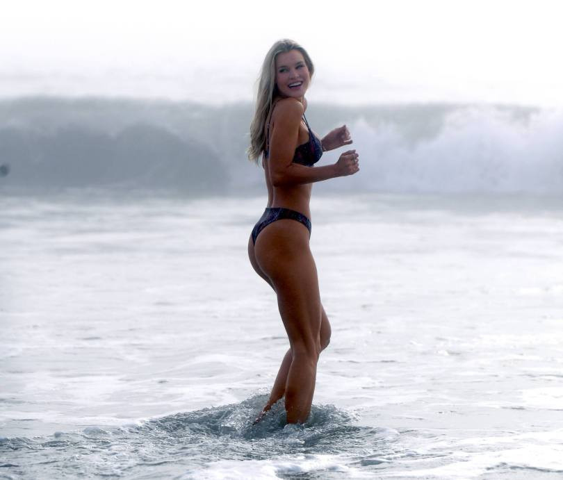 Joy Corrigan mặc áo tắm nóng bỏng hoang dại khiến cánh mày râu 'điên đảo' ảnh 10