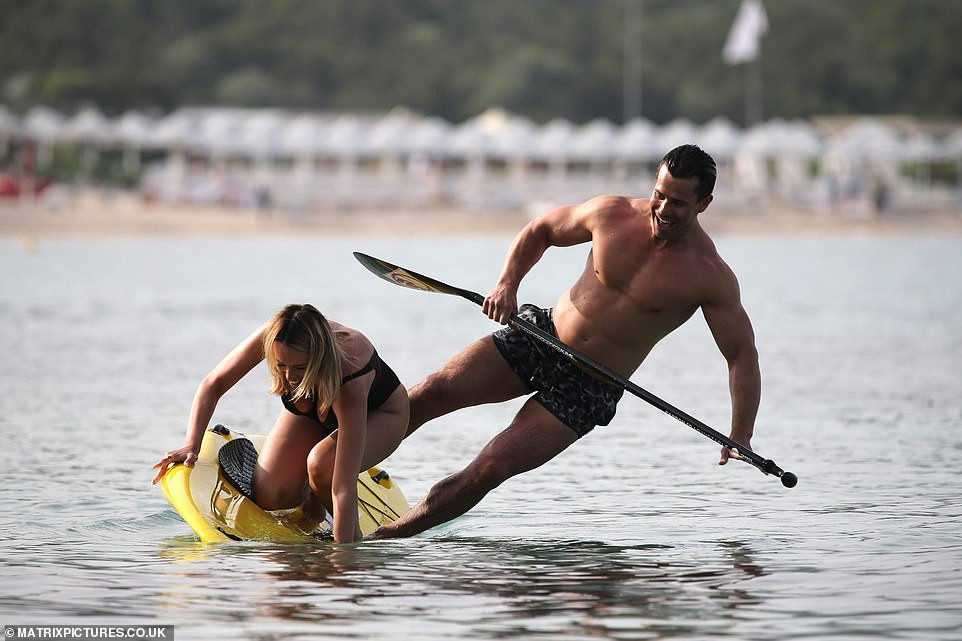 Mỹ nhân được mệnh danh 'quả đào tiên hoàn hảo' tình tứ ôm ấp chồng ở biển ảnh 5