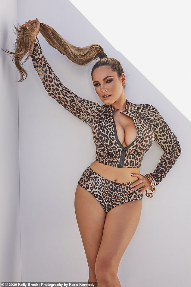 Mỹ nhân có thể hình 'kỳ quan thứ 8' Kelly Brook táo bạo không nội y ra phố ảnh 5