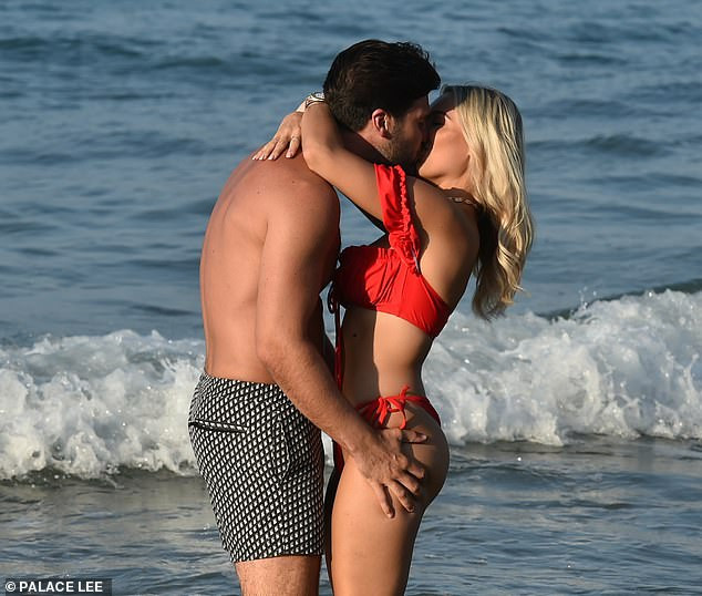 Sao truyền hình 9x Anh quốc nóng bỏng, tình tứ bạn trai ở biển ảnh 5