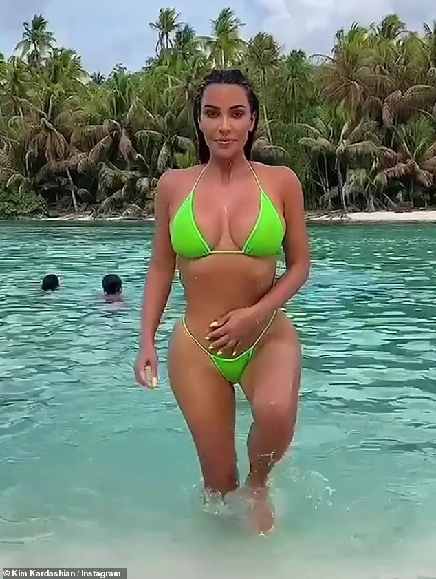 Kim 'siêu vòng ba' khoe dáng 'bốc lửa' với bikini bé xíu ảnh 2