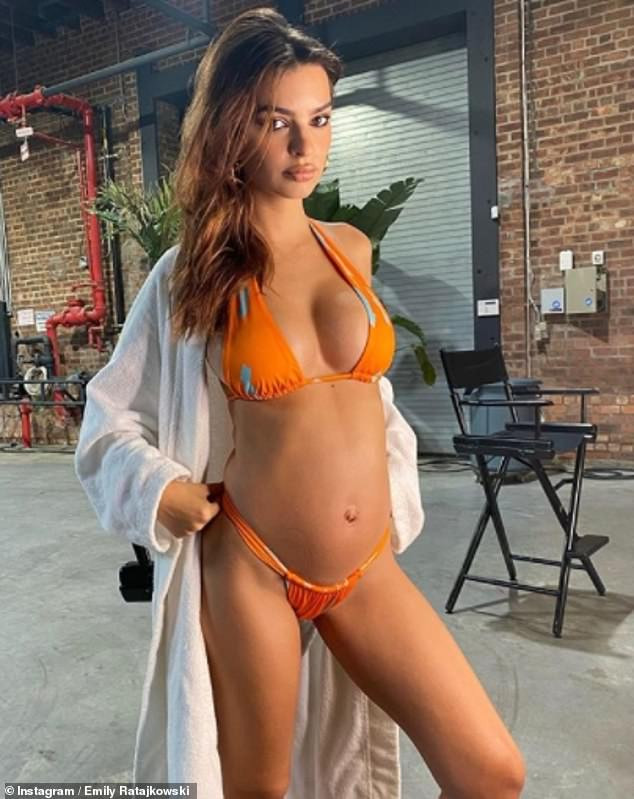 Mỹ nhân nóng bỏng Emily Ratajkowski mang bầu vẫn diện bikini 'rực lửa' ảnh 2