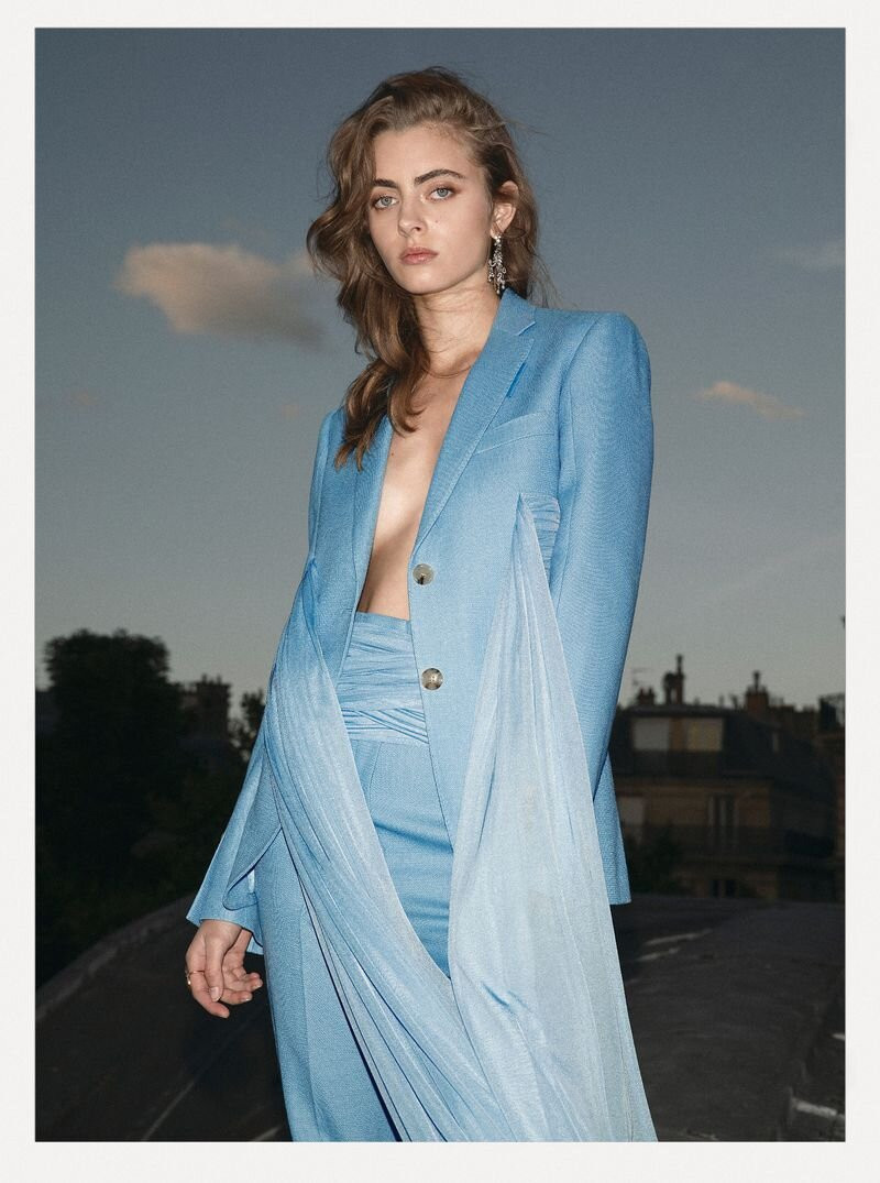 Chân dài 18 tuổi chụp loạt ảnh ngực trần, thần thái gợi cảm đầy mê hoặc ảnh 3