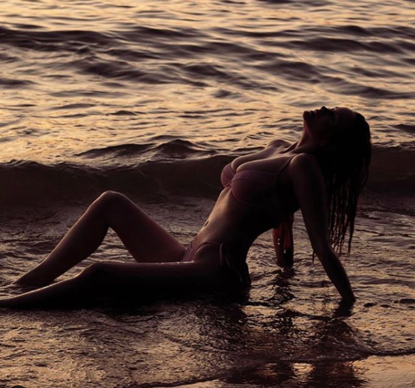 Simone Holtznagel nảy nở 'bốc lửa' với áo tắm ảnh 5