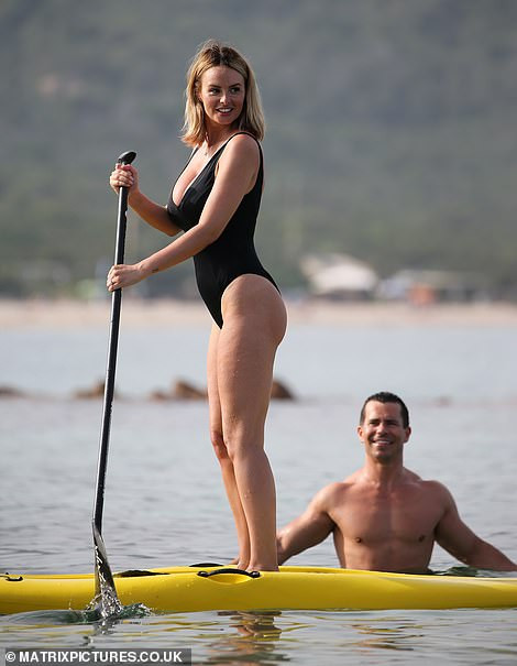 Mỹ nhân được mệnh danh 'quả đào tiên hoàn hảo' tình tứ ôm ấp chồng ở biển ảnh 6