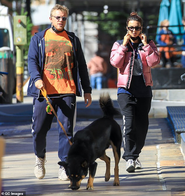 Mỹ nhân nóng bỏng Emily Ratajkowski mang bầu vẫn diện bikini 'rực lửa' ảnh 7