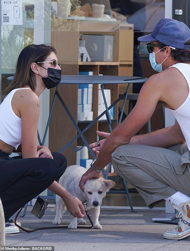 Con gái siêu mẫu của Cindy Crawford tình tứ bạn trai giữa phố ảnh 2