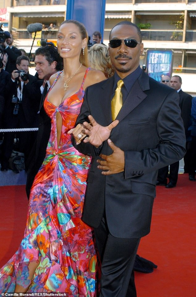 Cựu siêu mẫu Nicole Murphy khoe vòng một 'ngoại cỡ' trên phố ở tuổi 52 ảnh 4