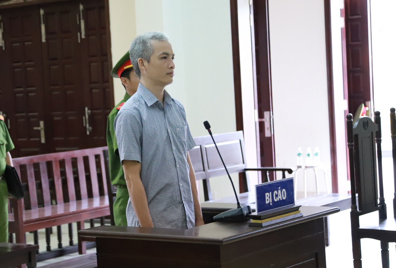 Nhận 2.500 USD ‘chạy án’, cựu Phó Viện trưởng huyện bị tuyên 5 năm tù ảnh 1