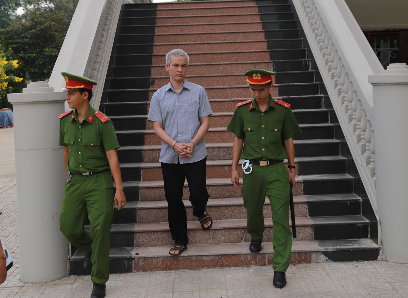 Nhận 2.500 USD ‘chạy án’, cựu Phó Viện trưởng huyện bị tuyên 5 năm tù ảnh 2