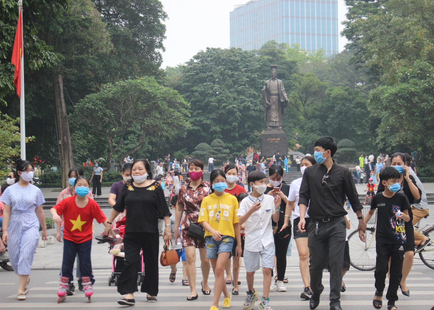 Nhiều điểm du lịch đóng cửa, người dân Hà Nội đổ ra các tuyến phố lớn dịp lễ 30/4 ảnh 13