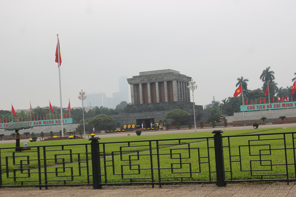 Nhiều điểm du lịch đóng cửa, người dân Hà Nội đổ ra các tuyến phố lớn dịp lễ 30/4 ảnh 4