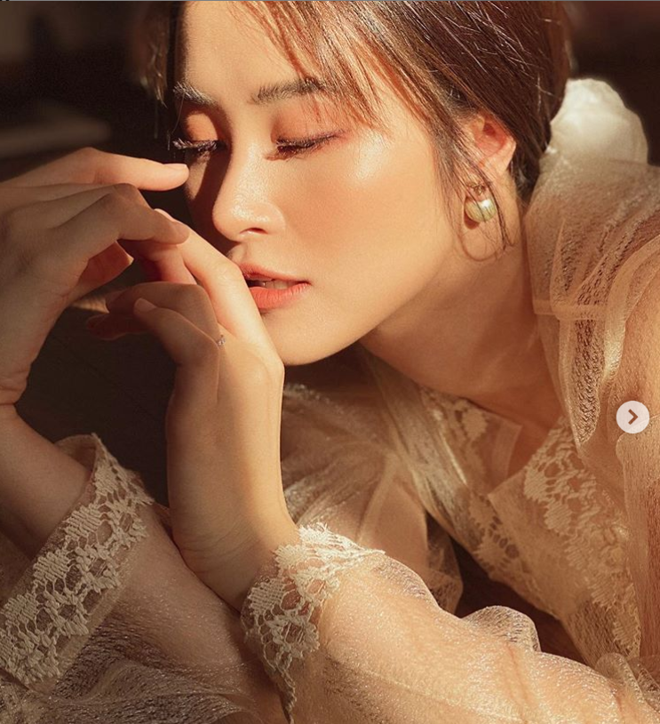 Ngỡ ngàng bộ ảnh đẹp mê hồn của Đông Nhi với hiệu ứng từ rổ nhựa ảnh 2