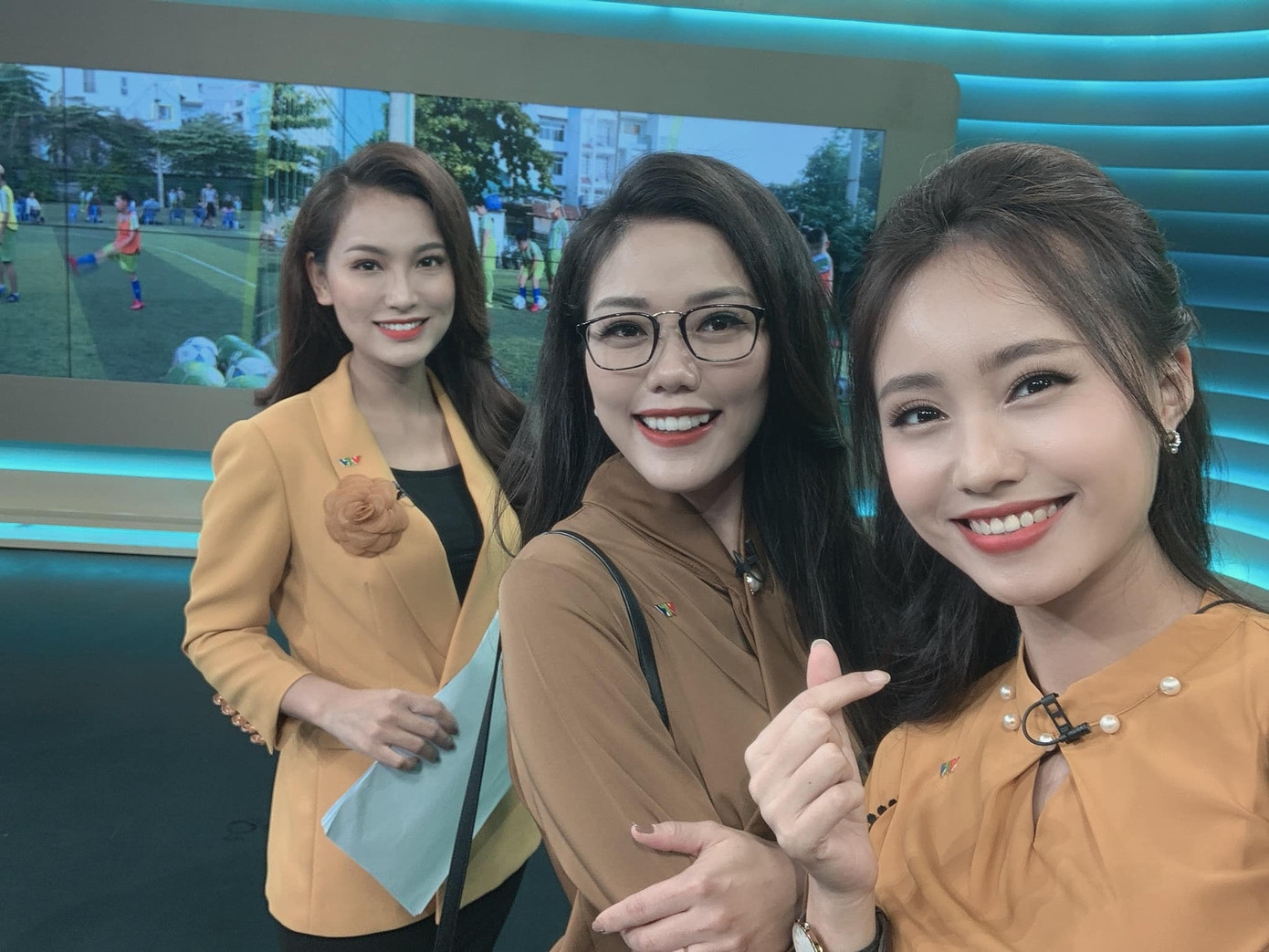 Những hình ảnh hậu trường cười té ghế của các BTV Thời sự VTV ảnh 4