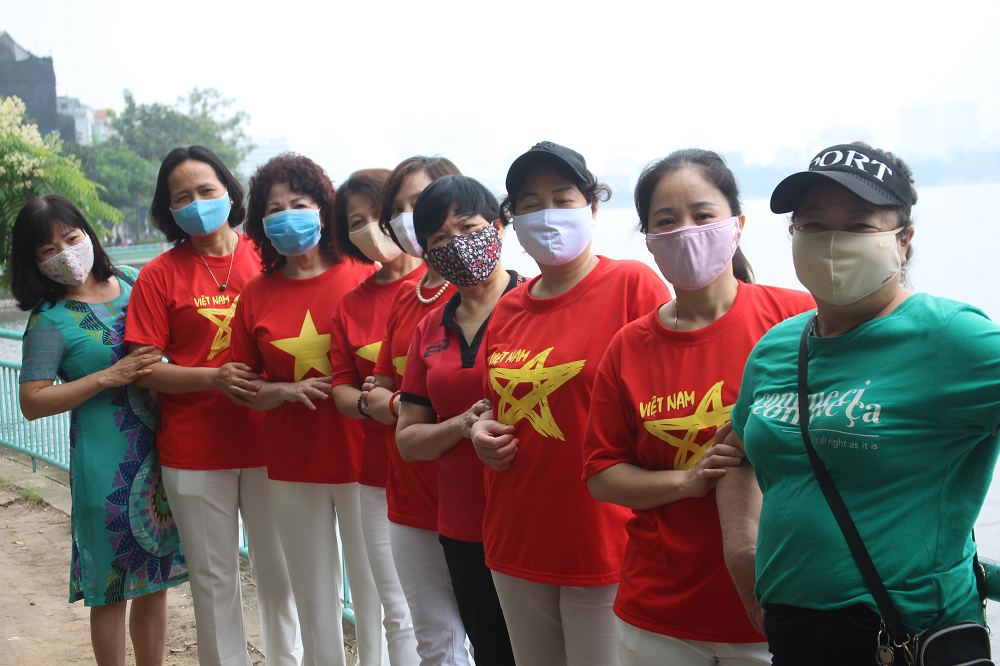 Nhiều điểm du lịch đóng cửa, người dân Hà Nội đổ ra các tuyến phố lớn dịp lễ 30/4 ảnh 15