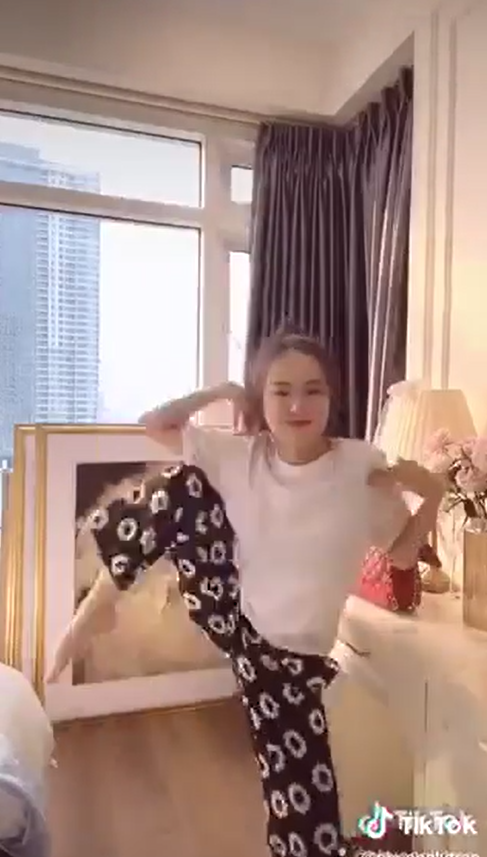 Cười rớt hàm với dáng nhảy cà kheo bá đạo của ca sĩ Phương Ly ngày mùa dịch ảnh 3