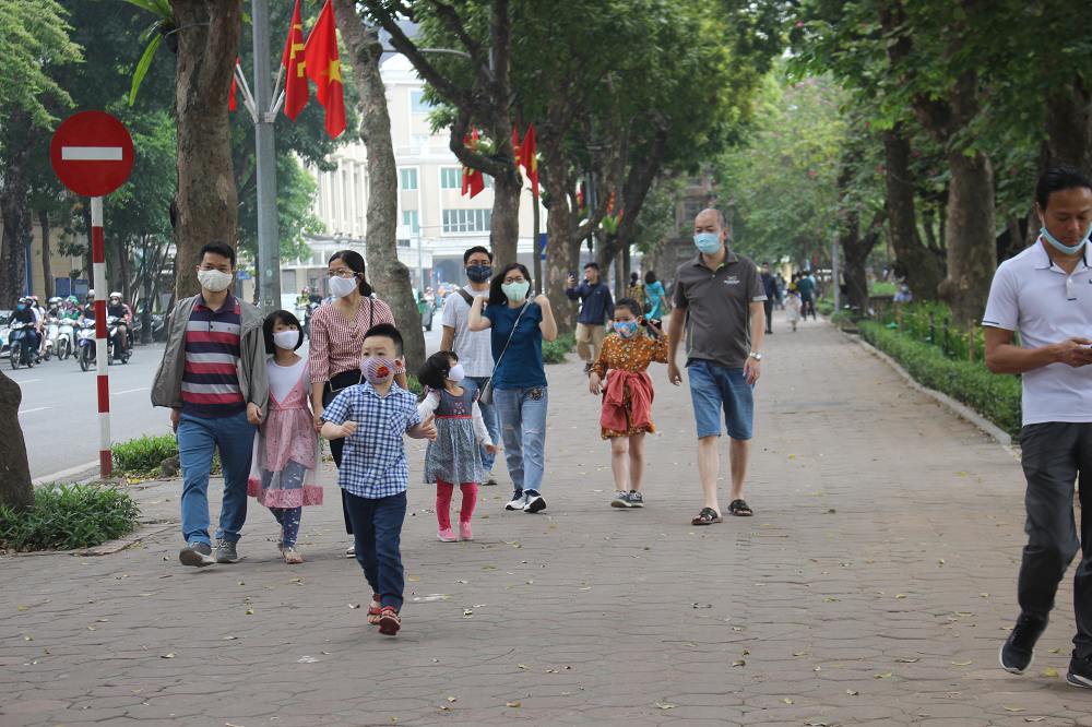 Nhiều điểm du lịch đóng cửa, người dân Hà Nội đổ ra các tuyến phố lớn dịp lễ 30/4 ảnh 10