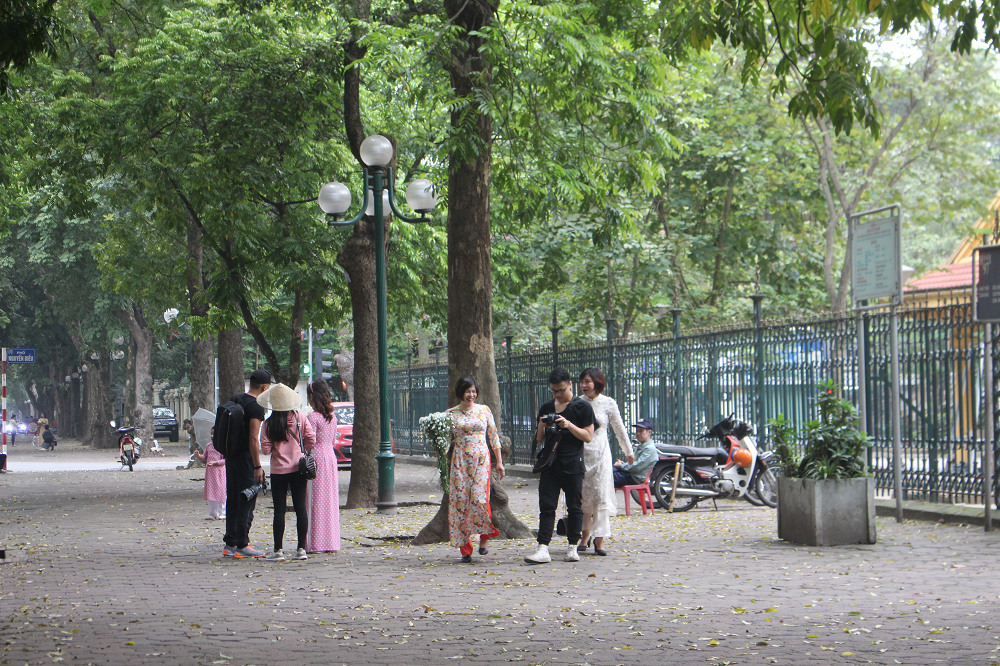Nhiều điểm du lịch đóng cửa, người dân Hà Nội đổ ra các tuyến phố lớn dịp lễ 30/4 ảnh 6