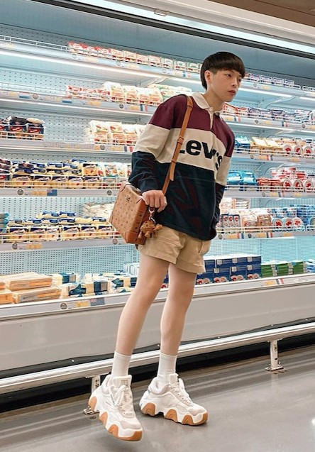 Liên tục bị fan 'tra hỏi' đi siêu thị không đeo khẩu trang, Đức Phúc nói gì? ảnh 1