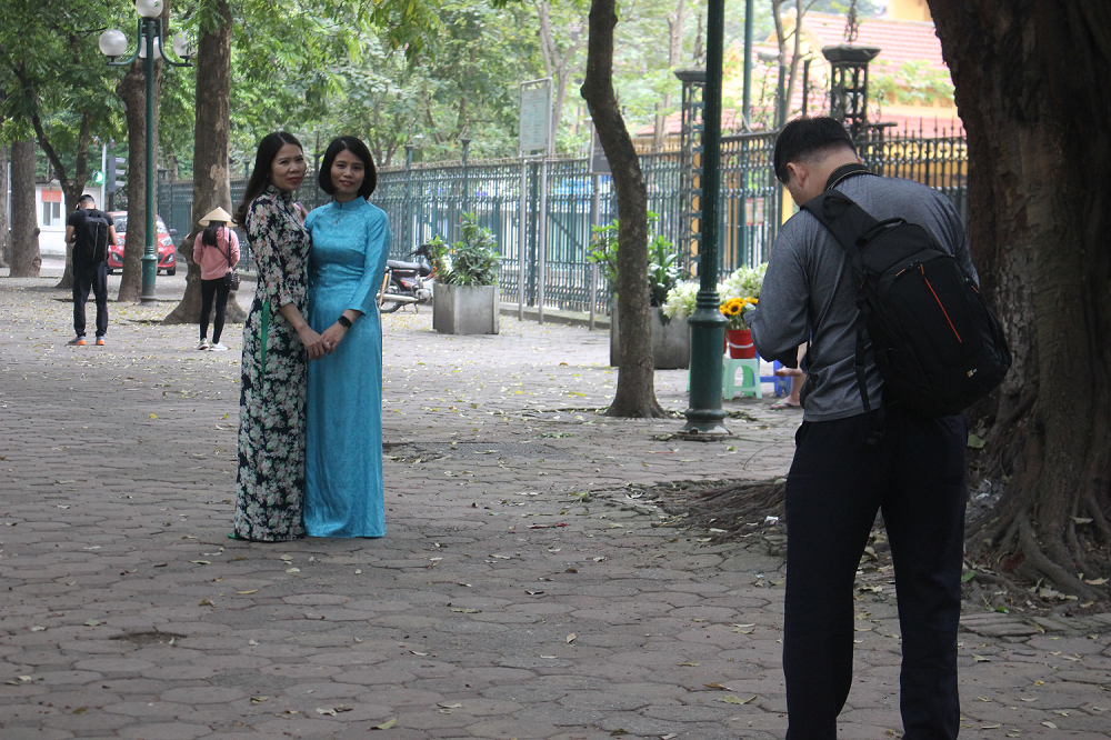 Nhiều điểm du lịch đóng cửa, người dân Hà Nội đổ ra các tuyến phố lớn dịp lễ 30/4 ảnh 5