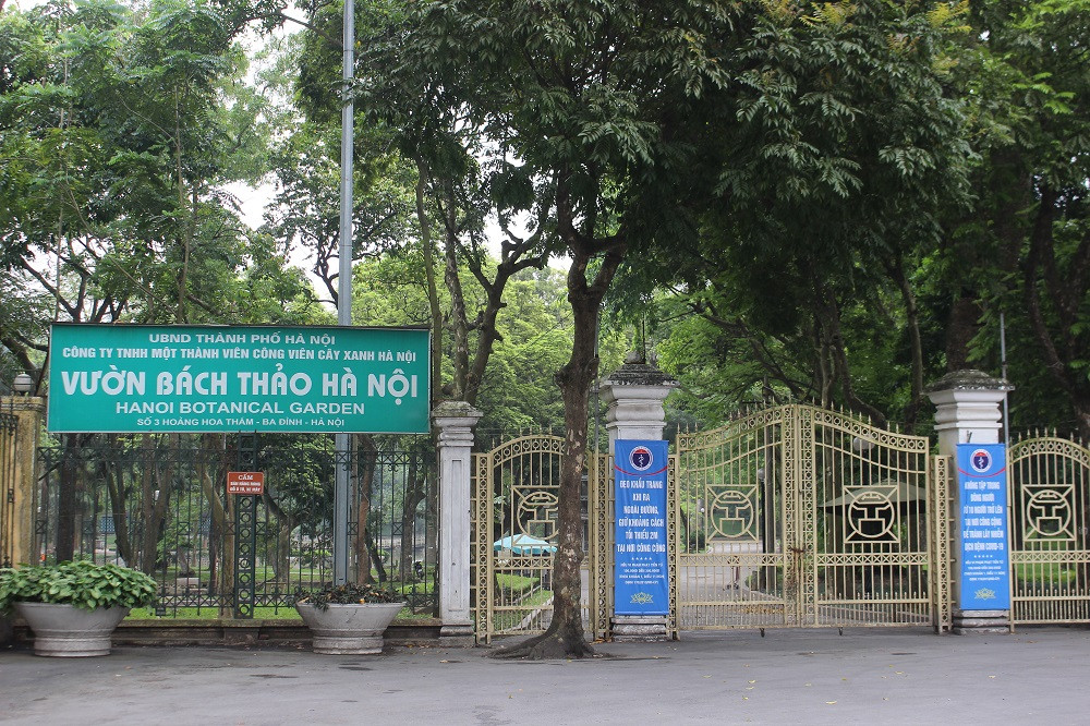 Nhiều điểm du lịch đóng cửa, người dân Hà Nội đổ ra các tuyến phố lớn dịp lễ 30/4 ảnh 2