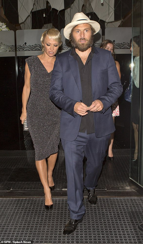 5 cuộc hôn nhân ly kỳ như phim của ‘bom sex’ Pamela Anderson ảnh 7