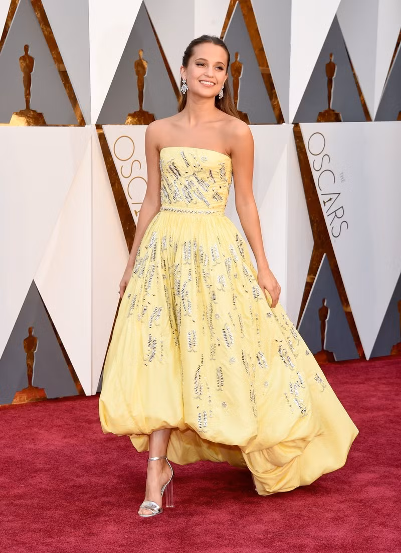Nhìn lại 39 bộ cánh thảm đỏ đẹp nhất qua các mùa trước thềm Oscar 2020 ảnh 34