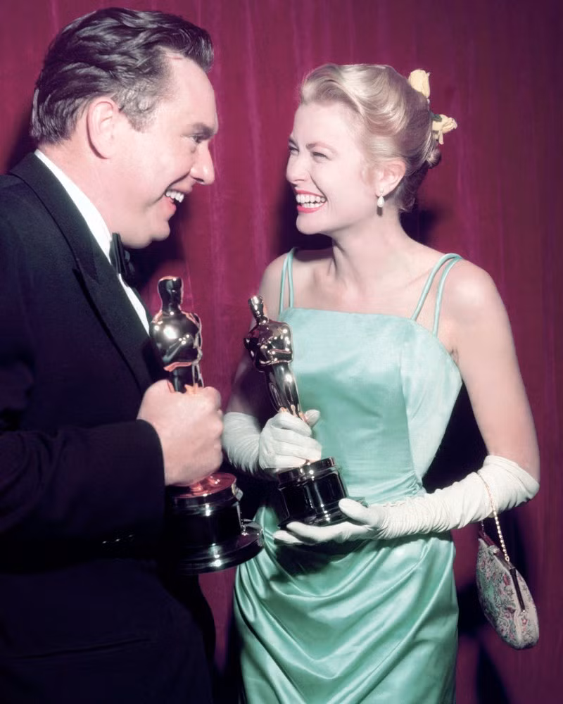 Nhìn lại 39 bộ cánh thảm đỏ đẹp nhất qua các mùa trước thềm Oscar 2020 ảnh 6
