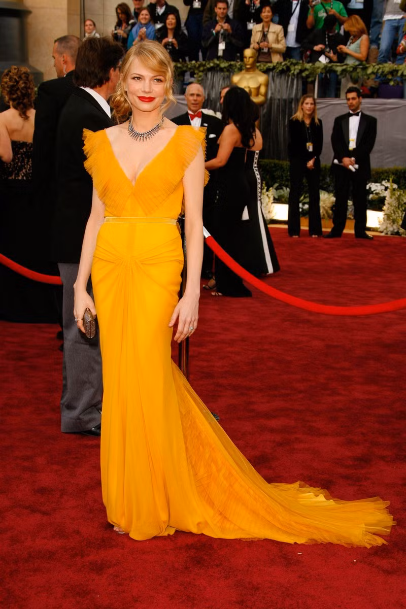 Nhìn lại 39 bộ cánh thảm đỏ đẹp nhất qua các mùa trước thềm Oscar 2020 ảnh 14