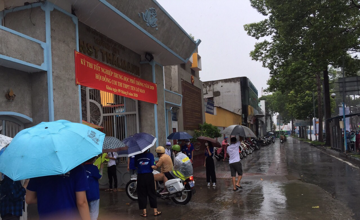 CSGT nhường áo mưa, đội mưa chở thí sinh đến trường ảnh 2