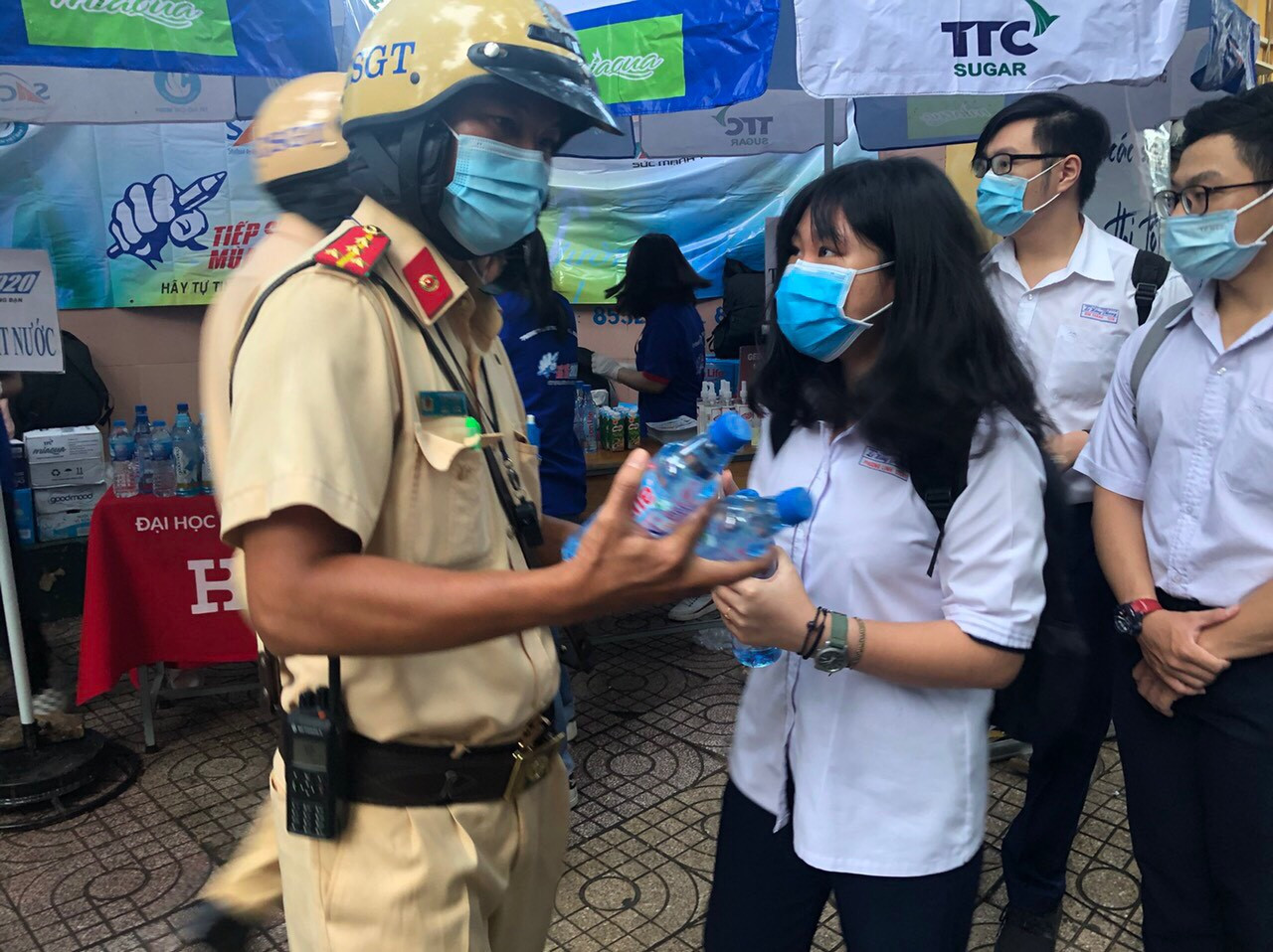 CSGT nhường áo mưa, đội mưa chở thí sinh đến trường ảnh 4