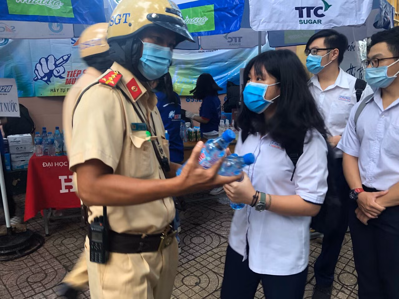 CSGT nhường áo mưa, đội mưa chở thí sinh đến trường ảnh 4