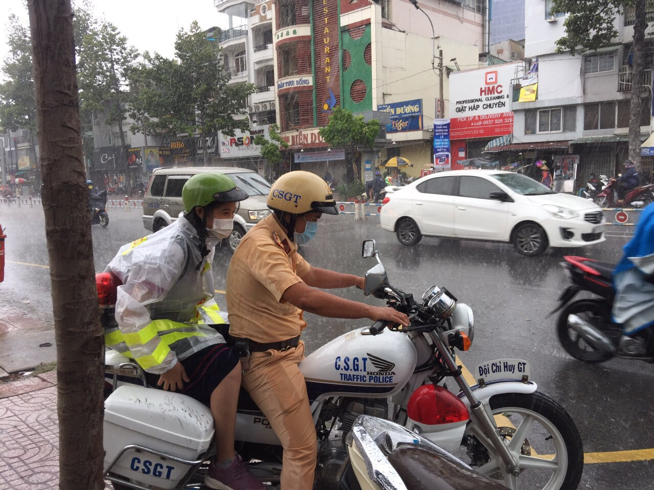 CSGT nhường áo mưa, đội mưa chở thí sinh đến trường ảnh 1