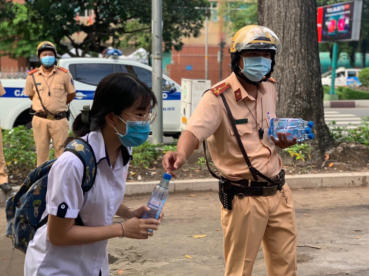 CSGT nhường áo mưa, đội mưa chở thí sinh đến trường ảnh 3