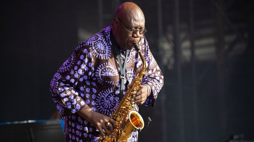 Huyền thoại saxophone qua đời, ‘vua hài’ Nhật Bản nguy kịch vì Covid-19 ảnh 2