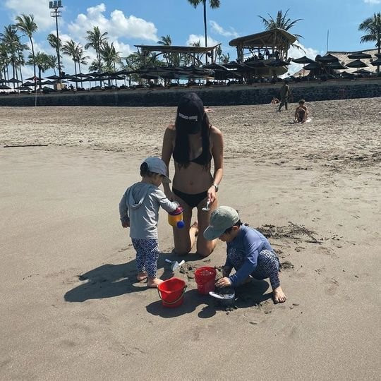 Đăng ảnh mặc bikini gợi cảm đi chơi biển, mỹ nhân Hàn bị ‘ném đá’ ảnh 1