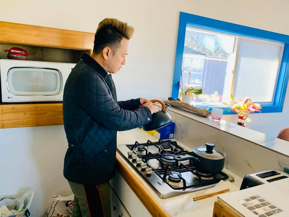 Vợ cũ Bằng Kiều đóng cửa club ở Mỹ, đi giao trà sữa kiếm sống vì Covid-19 ảnh 2