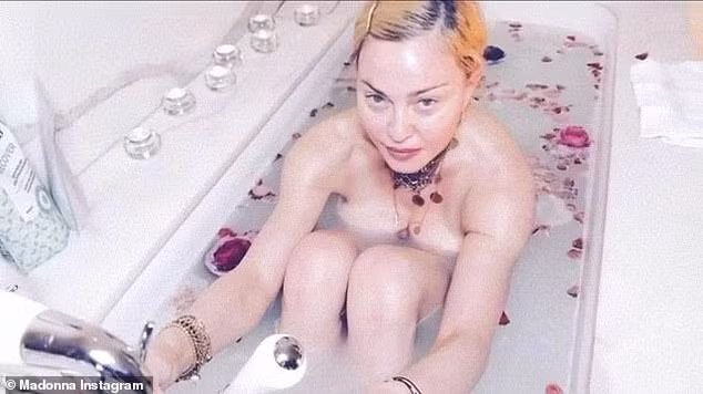 ‘Nữ hoàng nhạc pop’ Madonna khỏa thân tuổi 62, bàn về Covid-19 trong bồn tắm ảnh 2