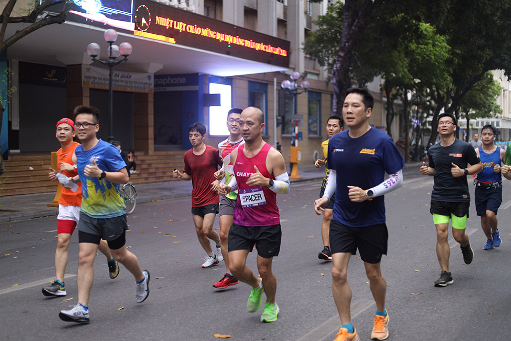 Runner Hà thành khổ luyện sớm tinh mơ cho Tiền Phong Marathon 2021 ảnh 7