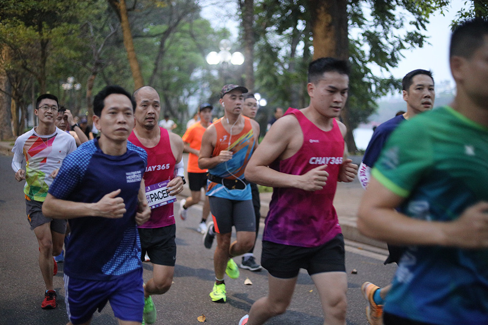 Runner Hà thành khổ luyện sớm tinh mơ cho Tiền Phong Marathon 2021 ảnh 5