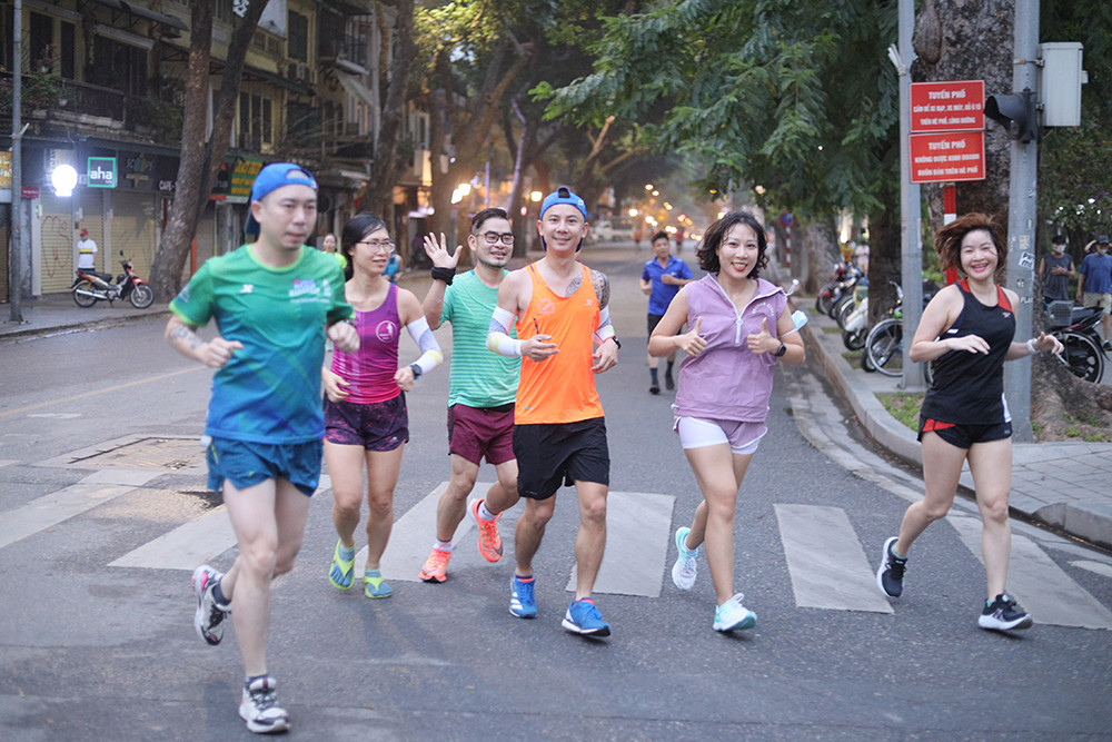 Runner Hà thành khổ luyện sớm tinh mơ cho Tiền Phong Marathon 2021 ảnh 8