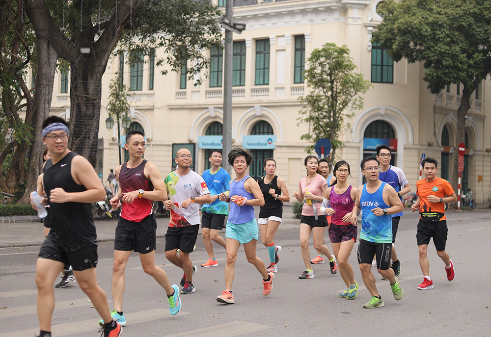 Runner Hà thành khổ luyện sớm tinh mơ cho Tiền Phong Marathon 2021 ảnh 15