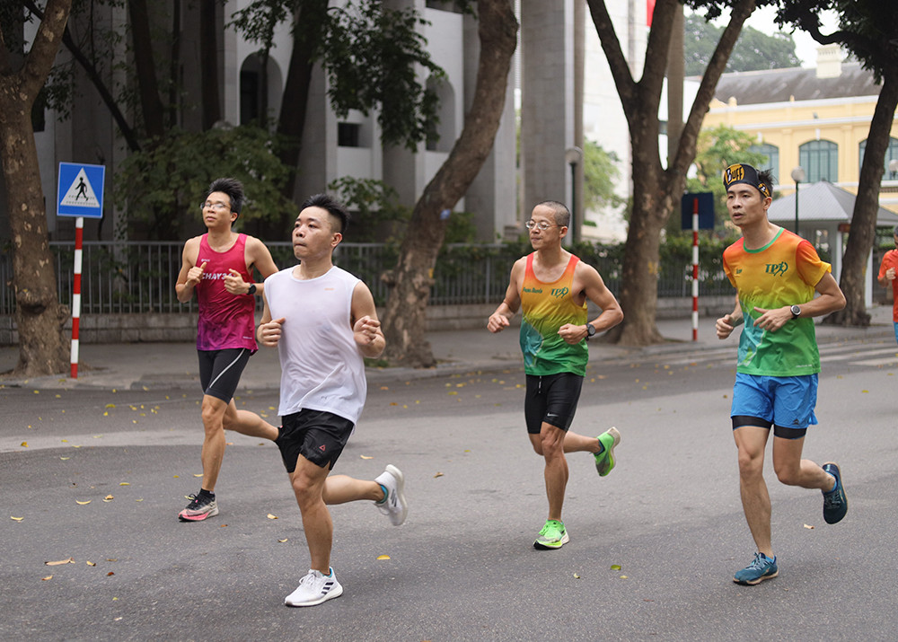Runner Hà thành khổ luyện sớm tinh mơ cho Tiền Phong Marathon 2021 ảnh 13